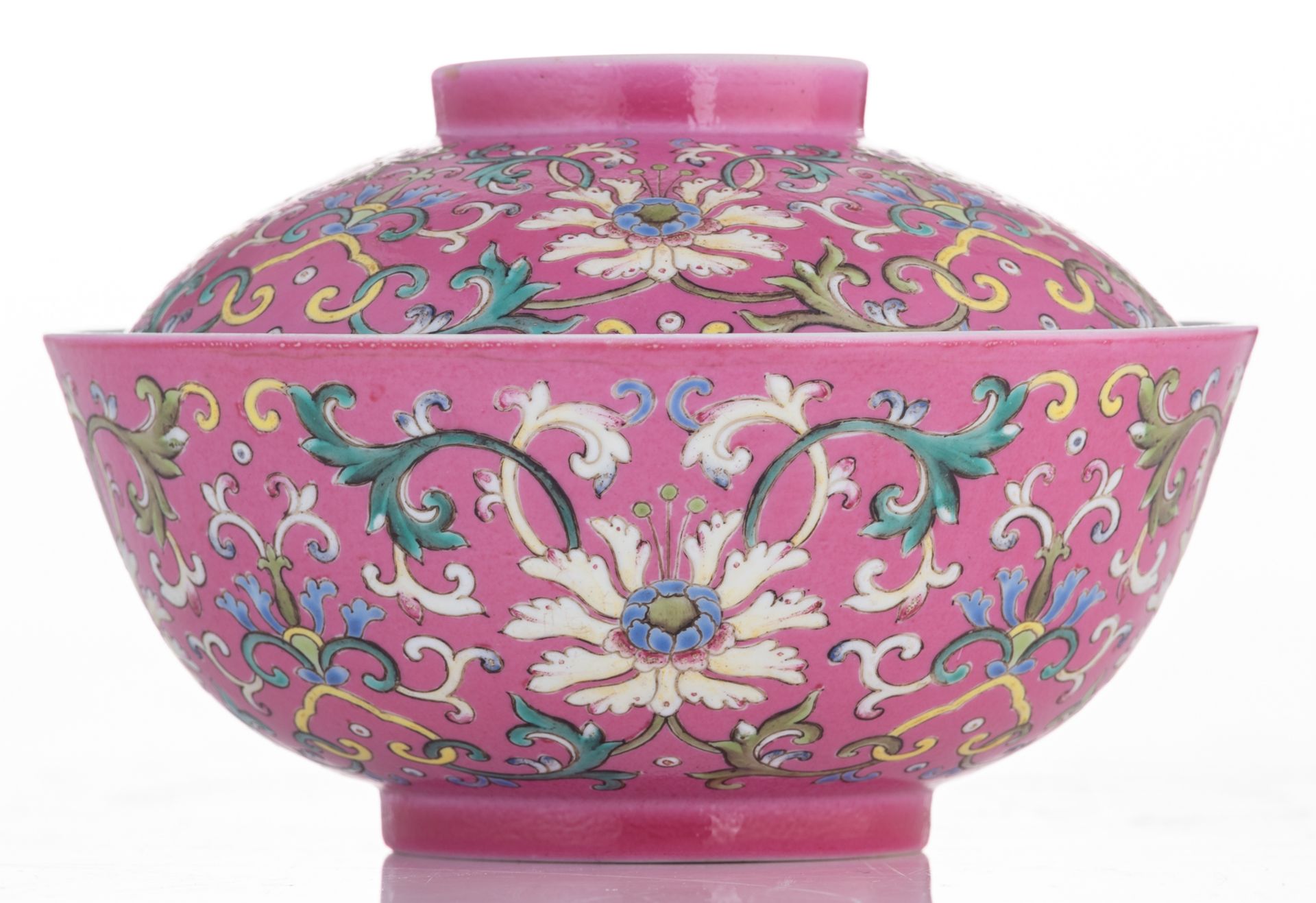 A Chinese pink ground polychrome floral decorated bowl and cover, with a cai xiu tang mark, H 9 - ø - Bild 2 aus 9