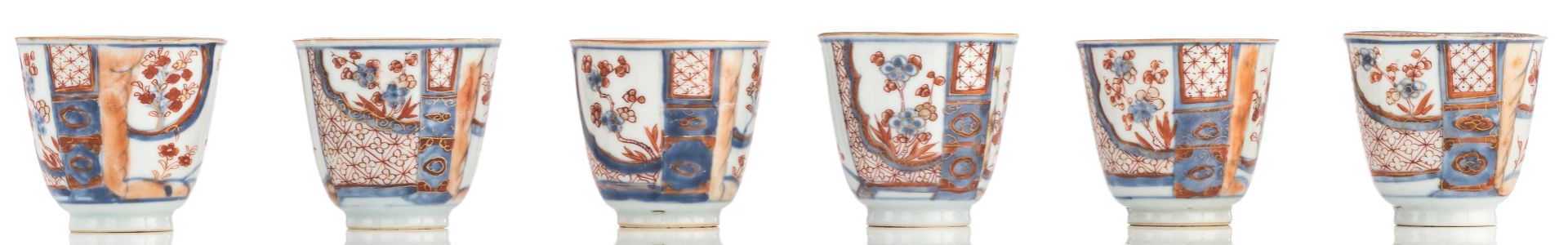 A lot of two Chinese Imari cup and saucer services, Yongzheng - Qianlong (ca 1730-1740), H 4-7 - ø 1 - Image 4 of 13