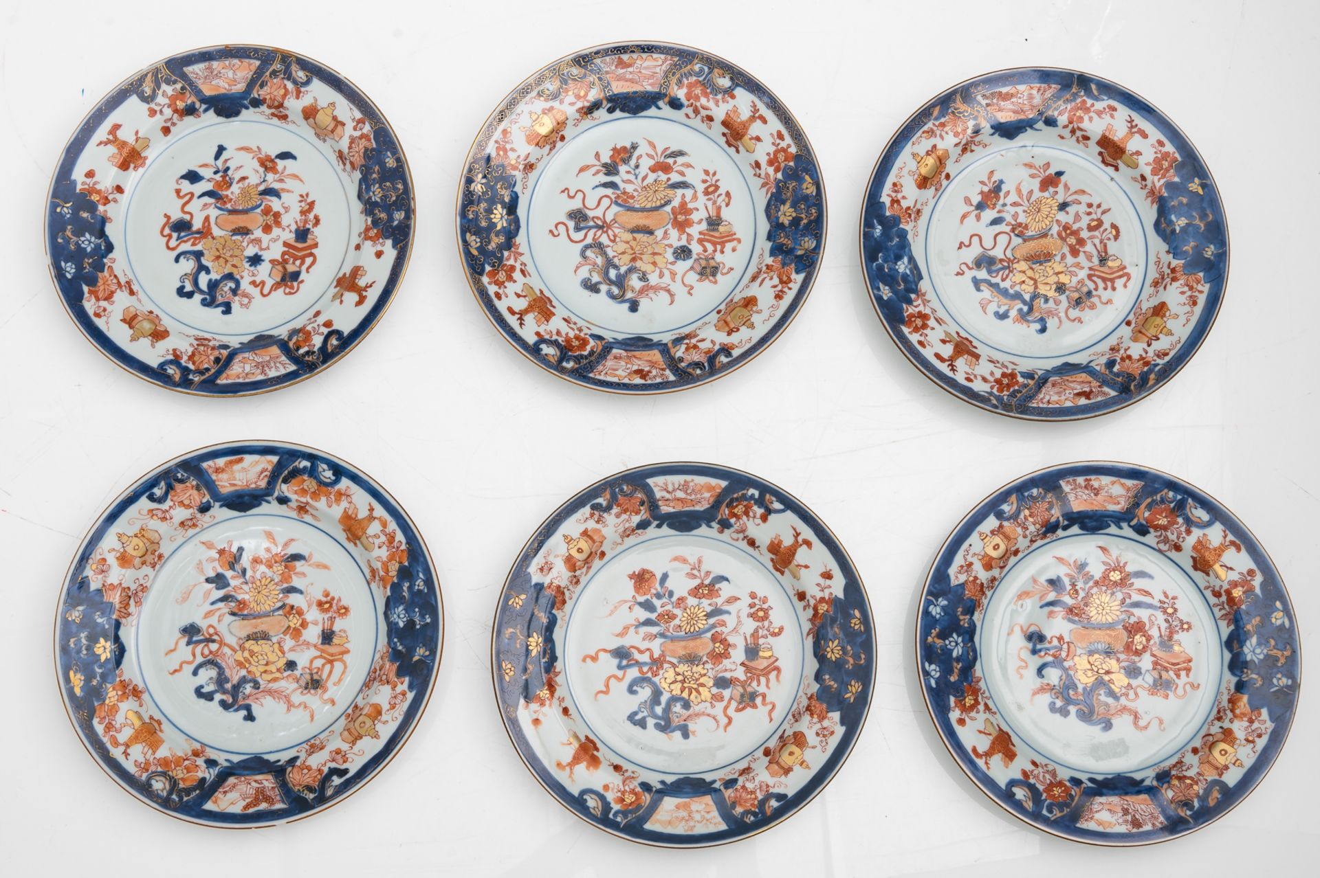 A lot of 30 Chinese Imari dishes, second quarter of the 18thC, ø 22,8 - 28,2 cm - Bild 10 aus 11