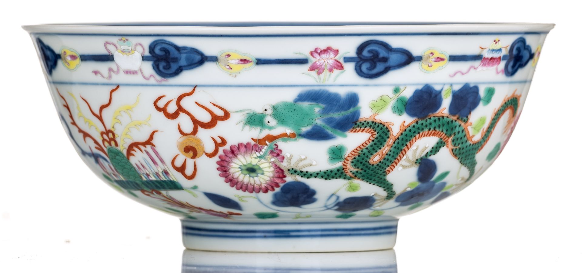 A Chinese polychrome bowl, decorated with flowers and dragons, chasing the flaming pearl, with a Ton - Bild 2 aus 7