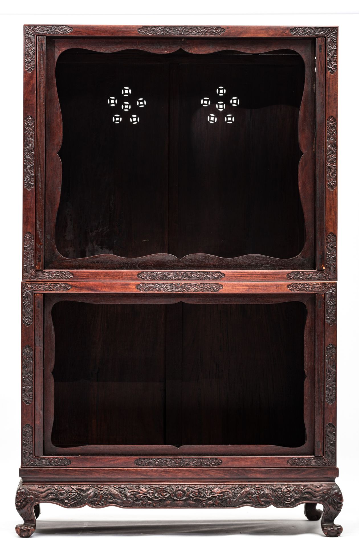 An Oriental four door cabinet in exotic hardwood, the doors sculpted with dragons amongst clouds, th - Bild 3 aus 6