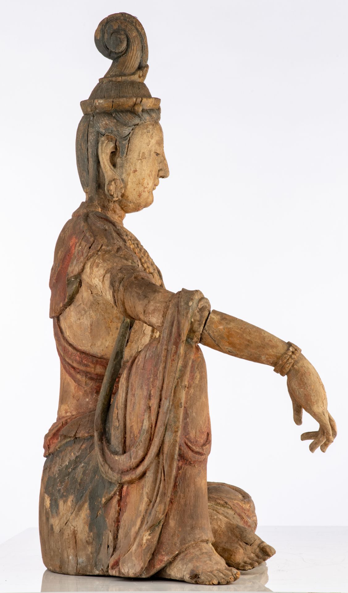 Wooden Guanyin Pusa (Sk. Avalokitesvara) sits in dawang youxizi (Sk. Maharajalilasana), 15th - 16thC - Bild 4 aus 4