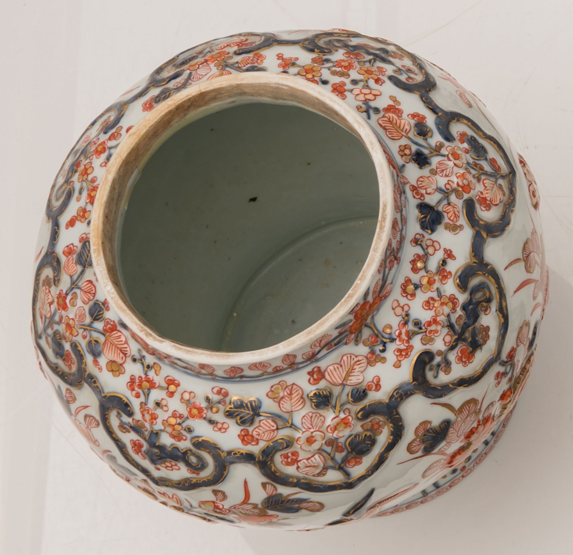 A Chinese Imari and relief decorated covered jar, 19thC, H 46,5 cm - Bild 6 aus 7