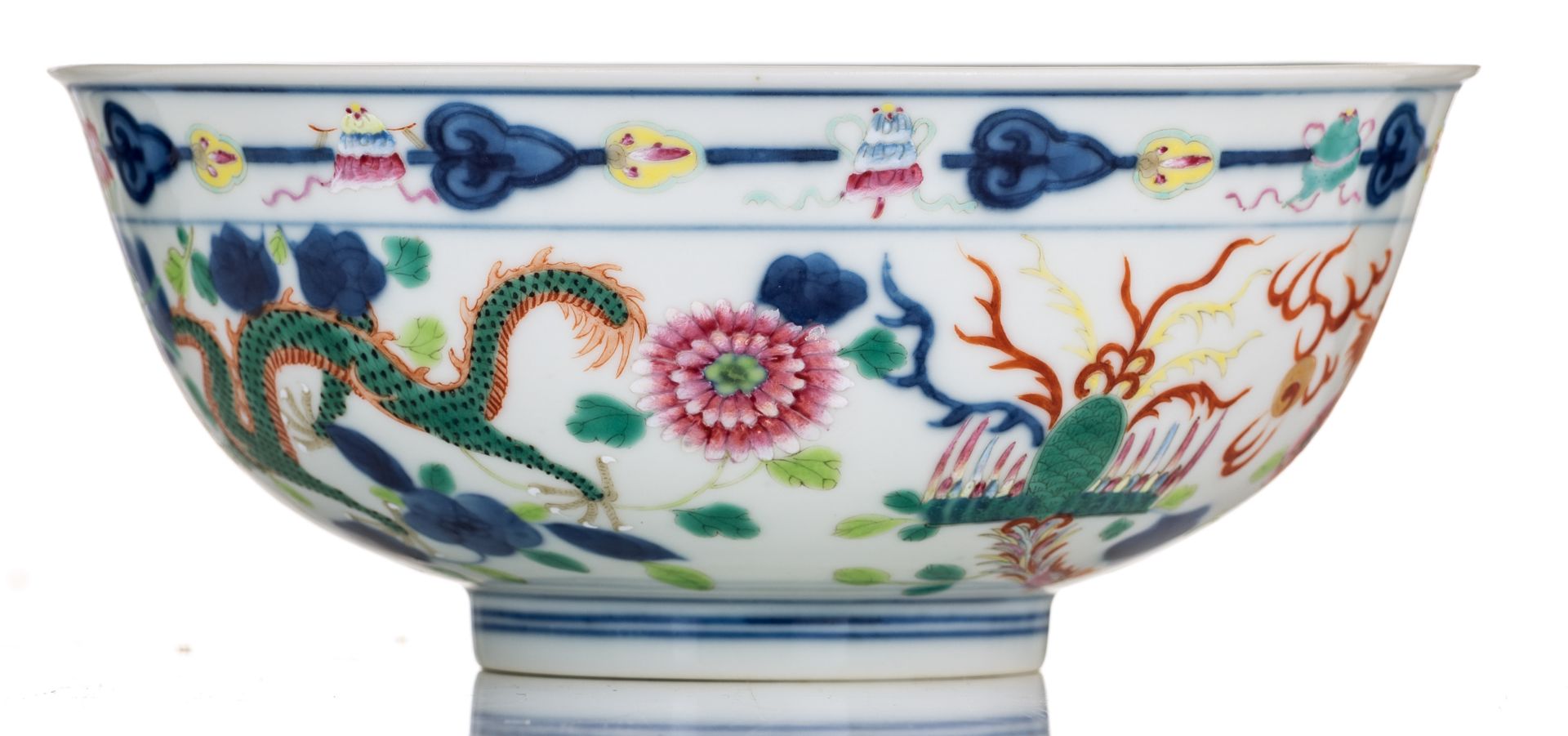 A Chinese polychrome bowl, decorated with flowers and dragons, chasing the flaming pearl, with a Ton - Bild 4 aus 7