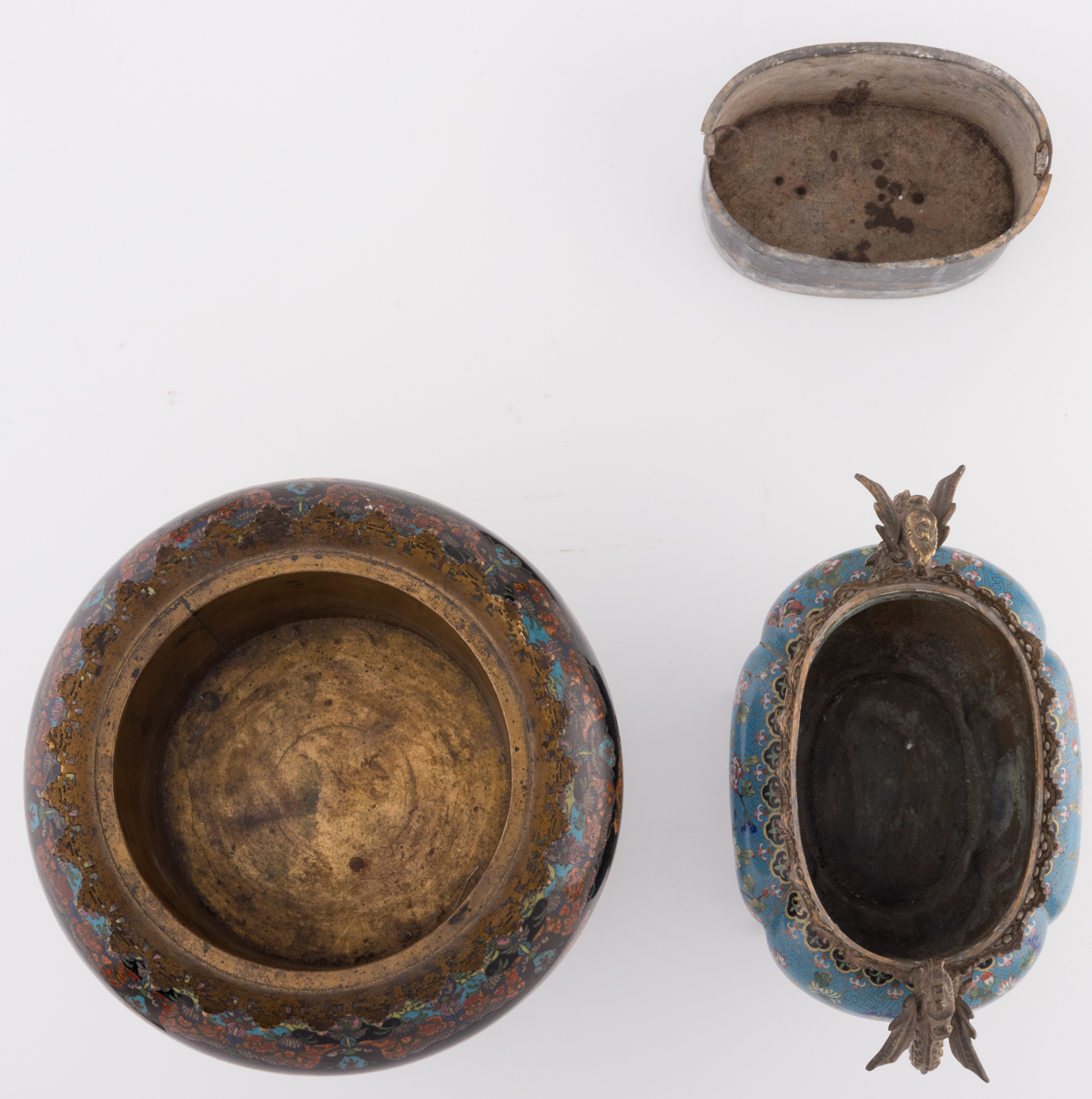 Two Chinese cloisonné enamel jardinieres with bronze mounts, 19th / 20thC, H 27 - 38 - W 31 - ø 29 c - Image 6 of 7