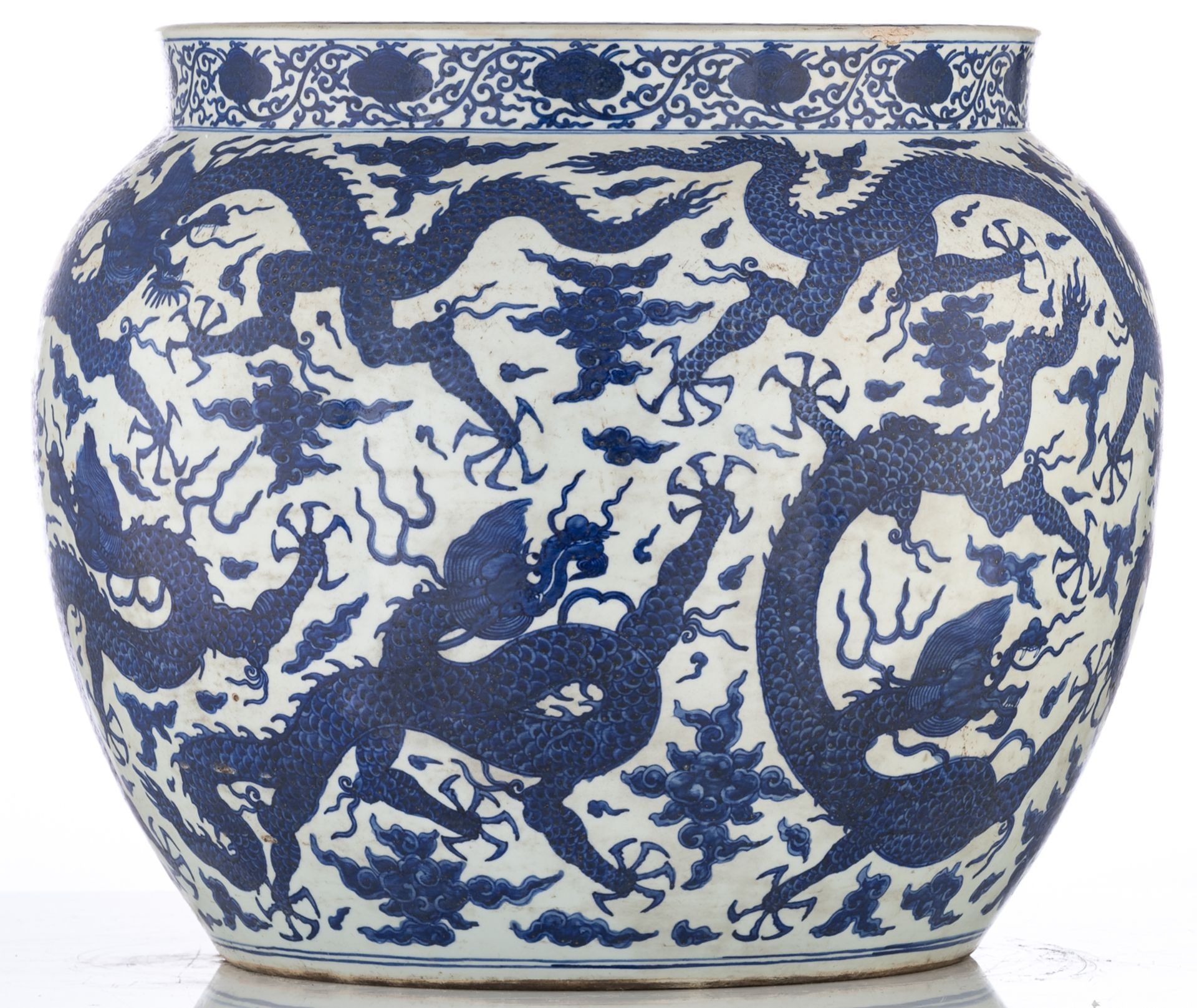 A Chinese blue and white fishbowl, overall decorated with dragons amongst clouds, H 58 - ø 70 cm - Bild 4 aus 8