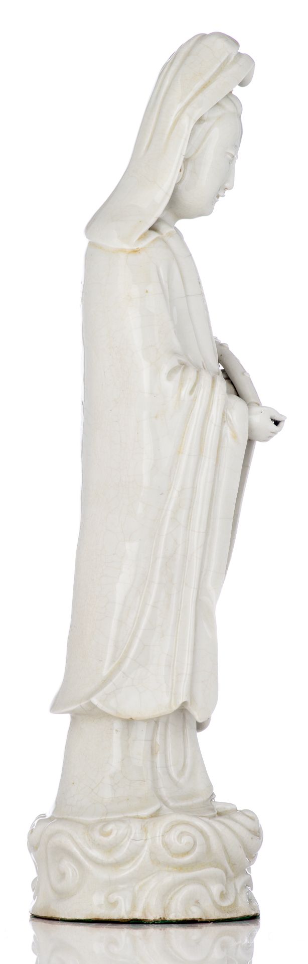 A Chinese blanc de chine Guanyin, holding a ruyi sceptre, 20thC, H 45 cm - Bild 4 aus 6