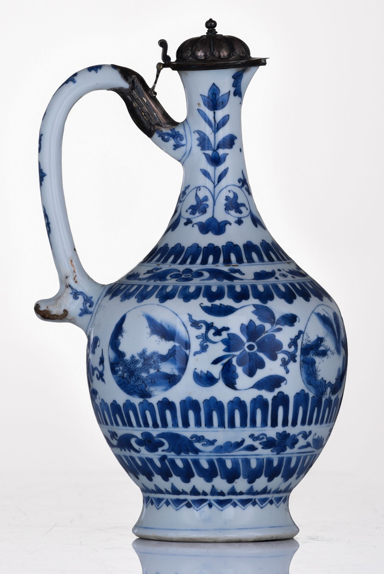 A Chinese blue and white jug with a silver cover, decorated on the neck with a stylised tulip and on - Bild 4 aus 7