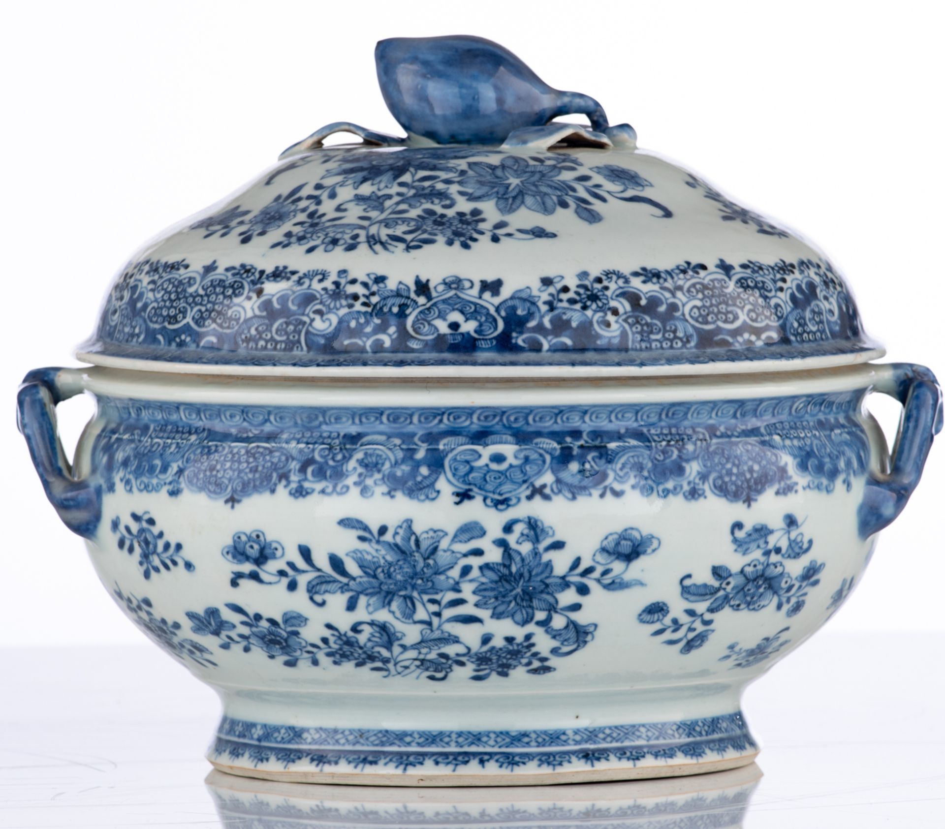 A Chinese blue and white floral decorated export porcelain tureen and plate, the knob peach shaped, - Bild 4 aus 7