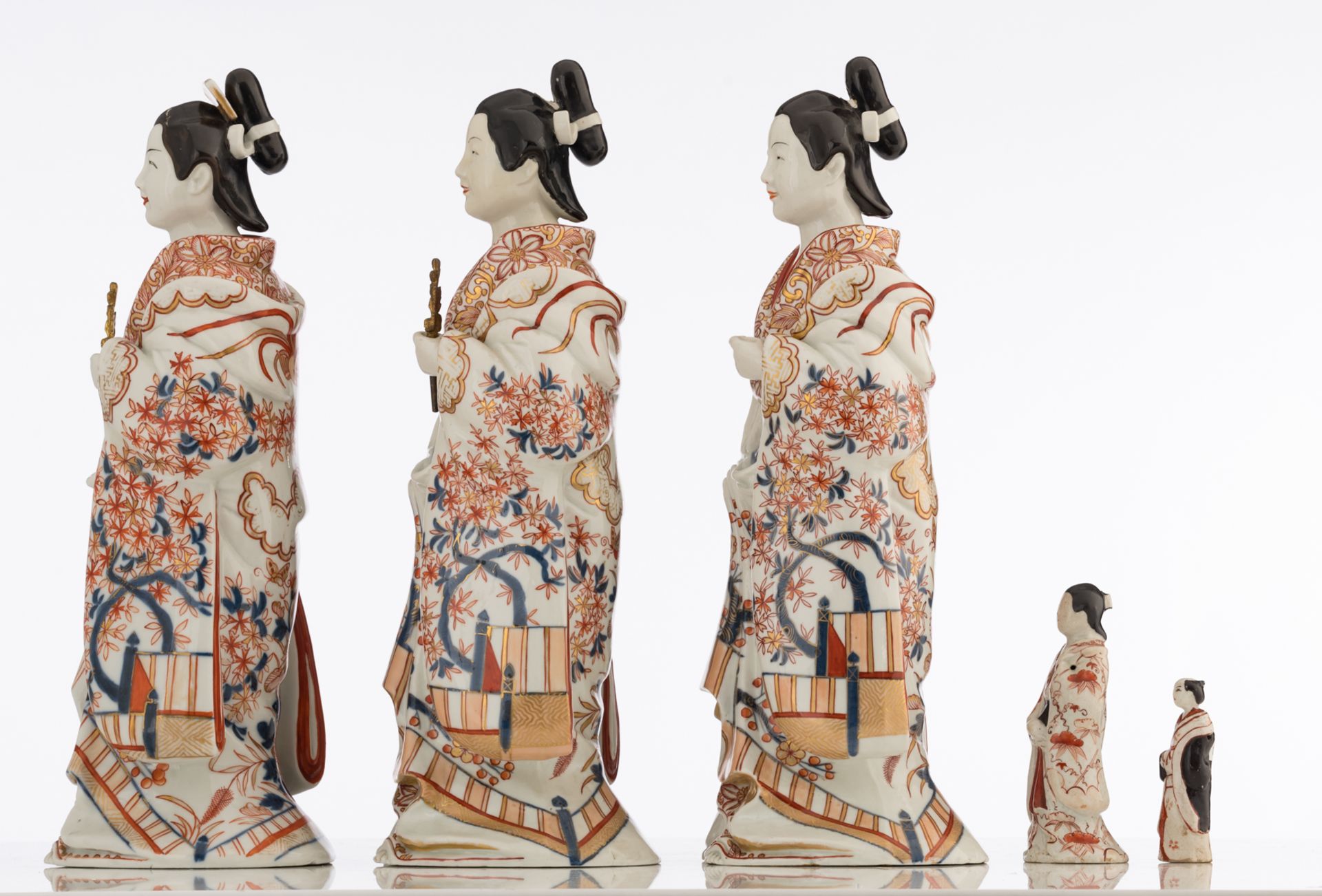 A lot of various Japanese Arita Imari figures, consisting of a set of three large female, one small - Bild 2 aus 6
