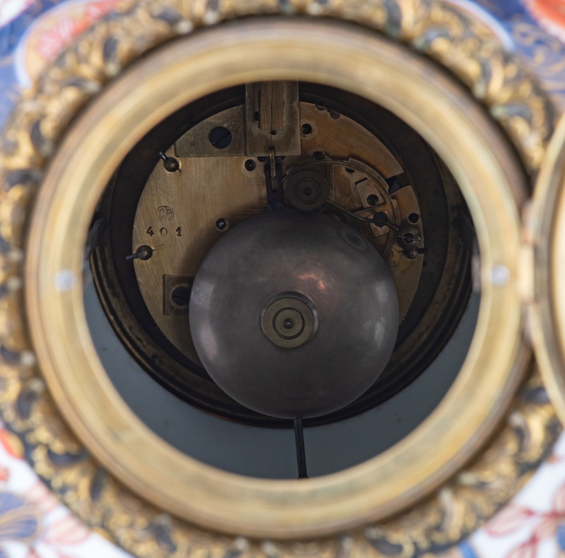 A Japanese Imari porcelain and French parcel bronze mounted three-piece clock garniture, 19thC, H 79 - Image 5 of 6