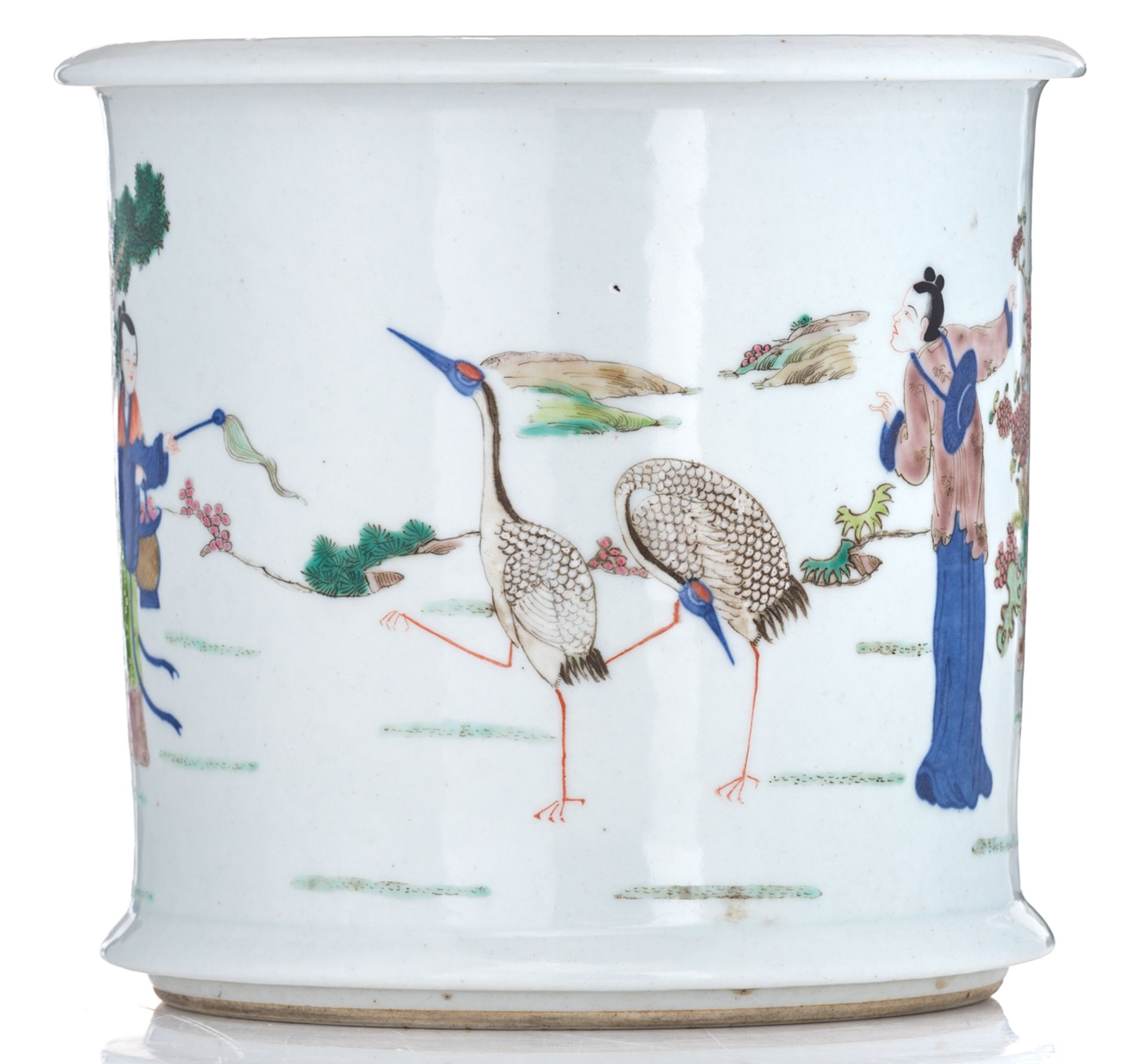A Chinese polychrome brush pot, decorated with figures and birds in a landscape, with a Jiajing mark - Bild 4 aus 7