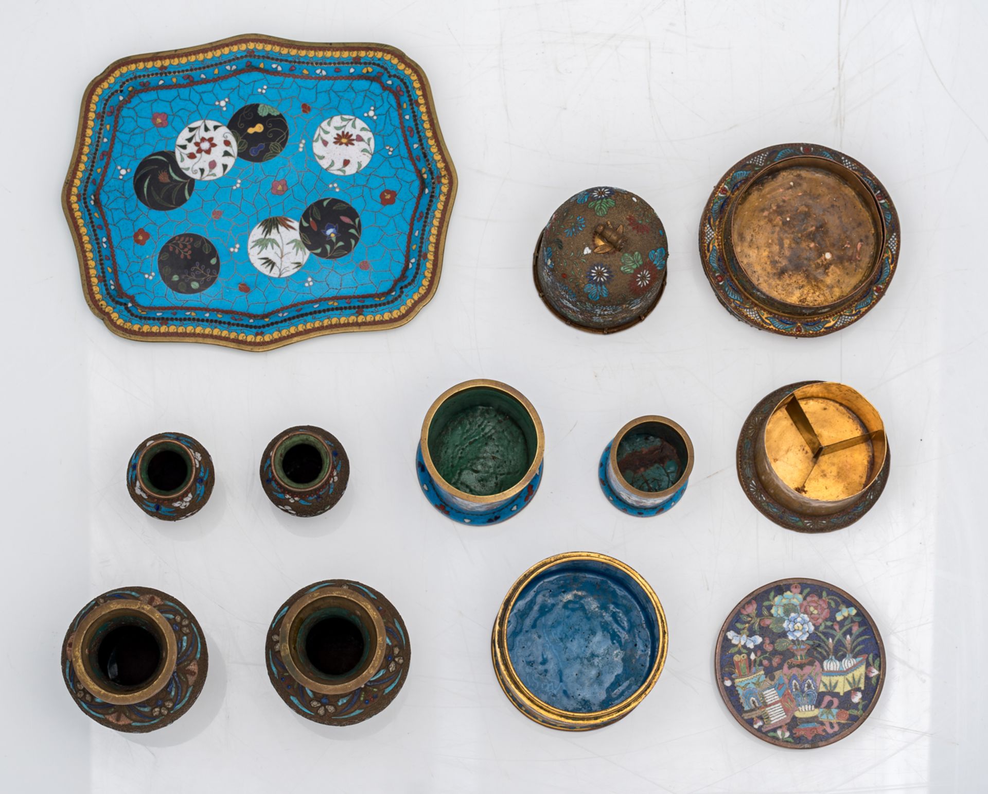 A lot of various Chinese cloisonné enamel and filigree ornamental miniature vases and boxes and cove - Bild 10 aus 11