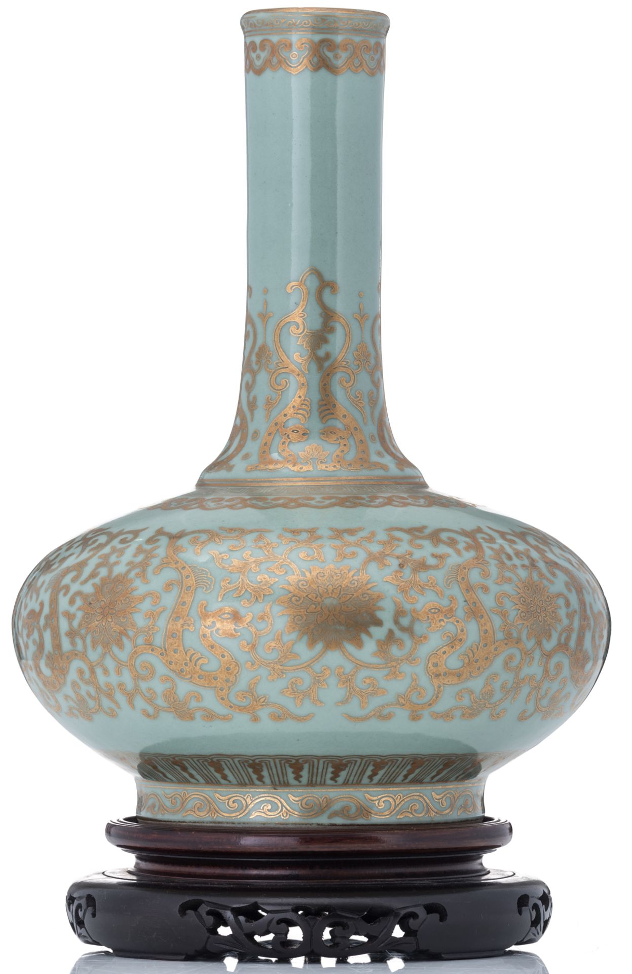 A Chinese celadon ground gilt decorated bottle vase, with a Qianlong mark, H 33,5 cm - Bild 2 aus 7