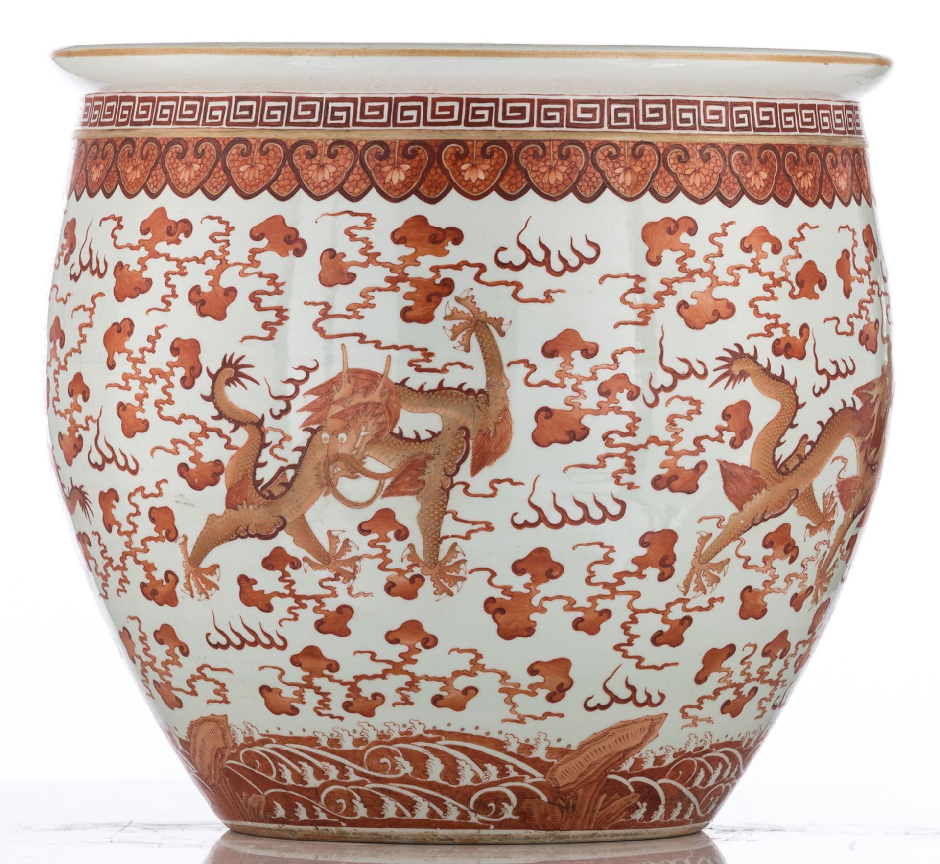 A Chinese iron red and gilt jardiniere, decorated with dragons, with a Qianlong mark, H 82 - ø 57 cm - Image 5 of 8