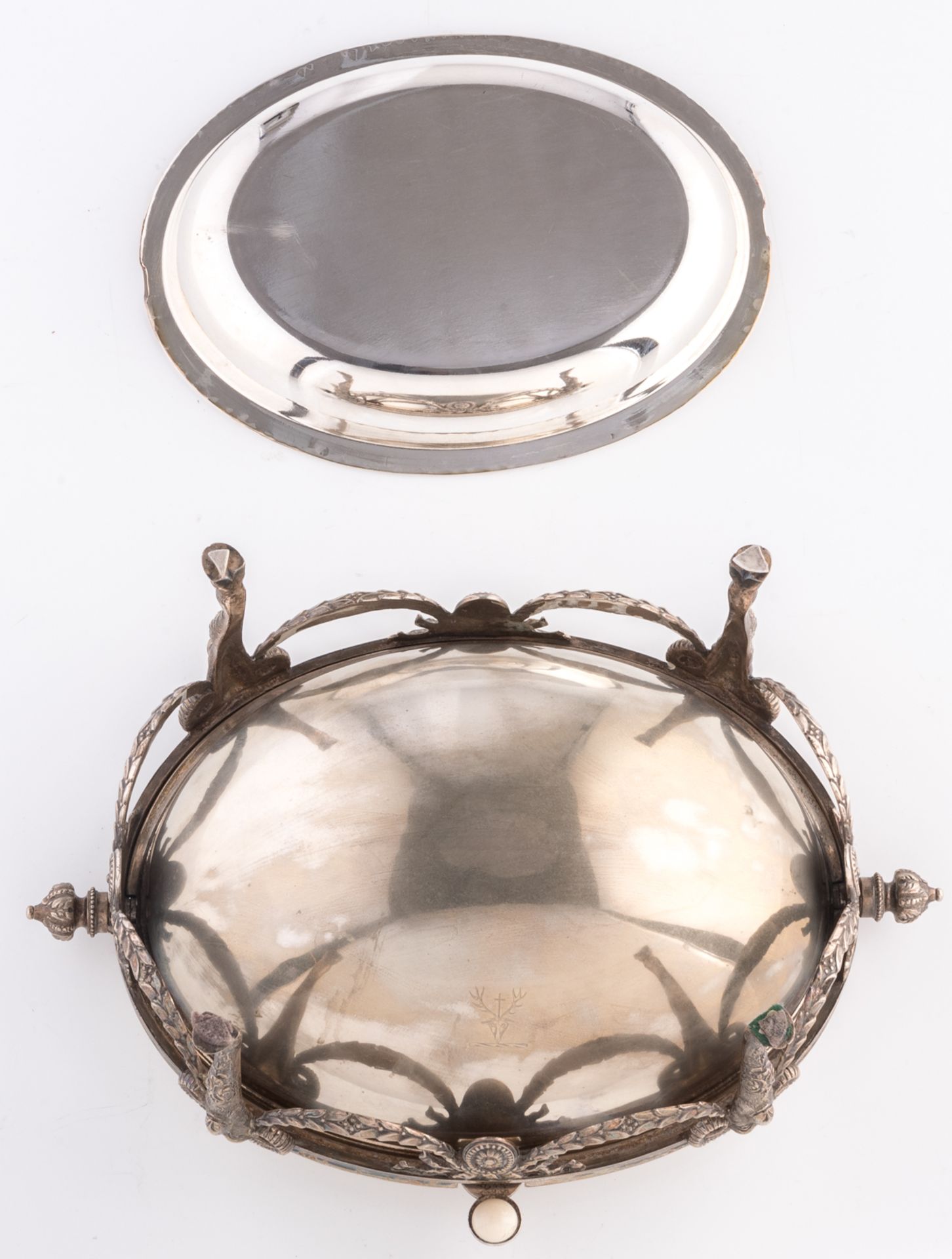 An English silver plated neoclassical covered caviar server with a bone handle, H 25 - W 38 - D 24 c - Bild 9 aus 10