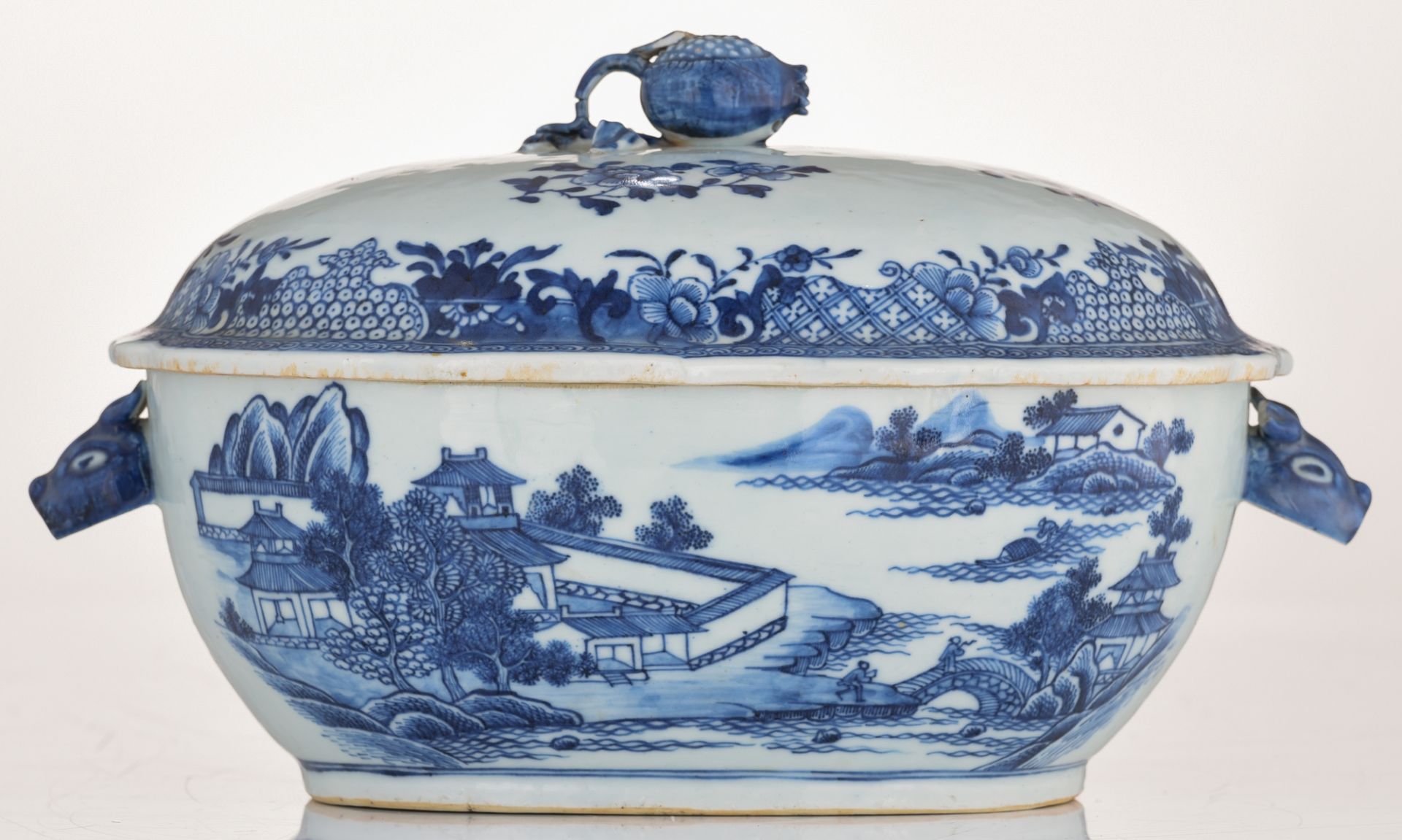 A Chinese blue and white export porcelain tureen, second half 18thC, H 19,5 cm - W 35 cm - Bild 4 aus 7
