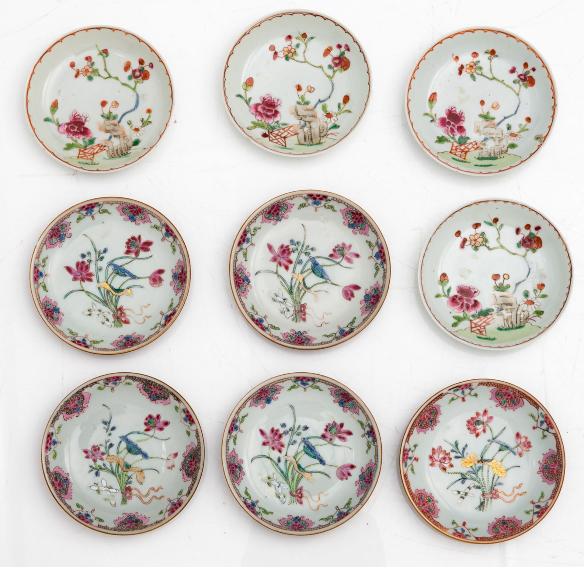 A lot of various Chinese famille rose porcelain items, consisting of three sets of cups and saucers - Image 20 of 26