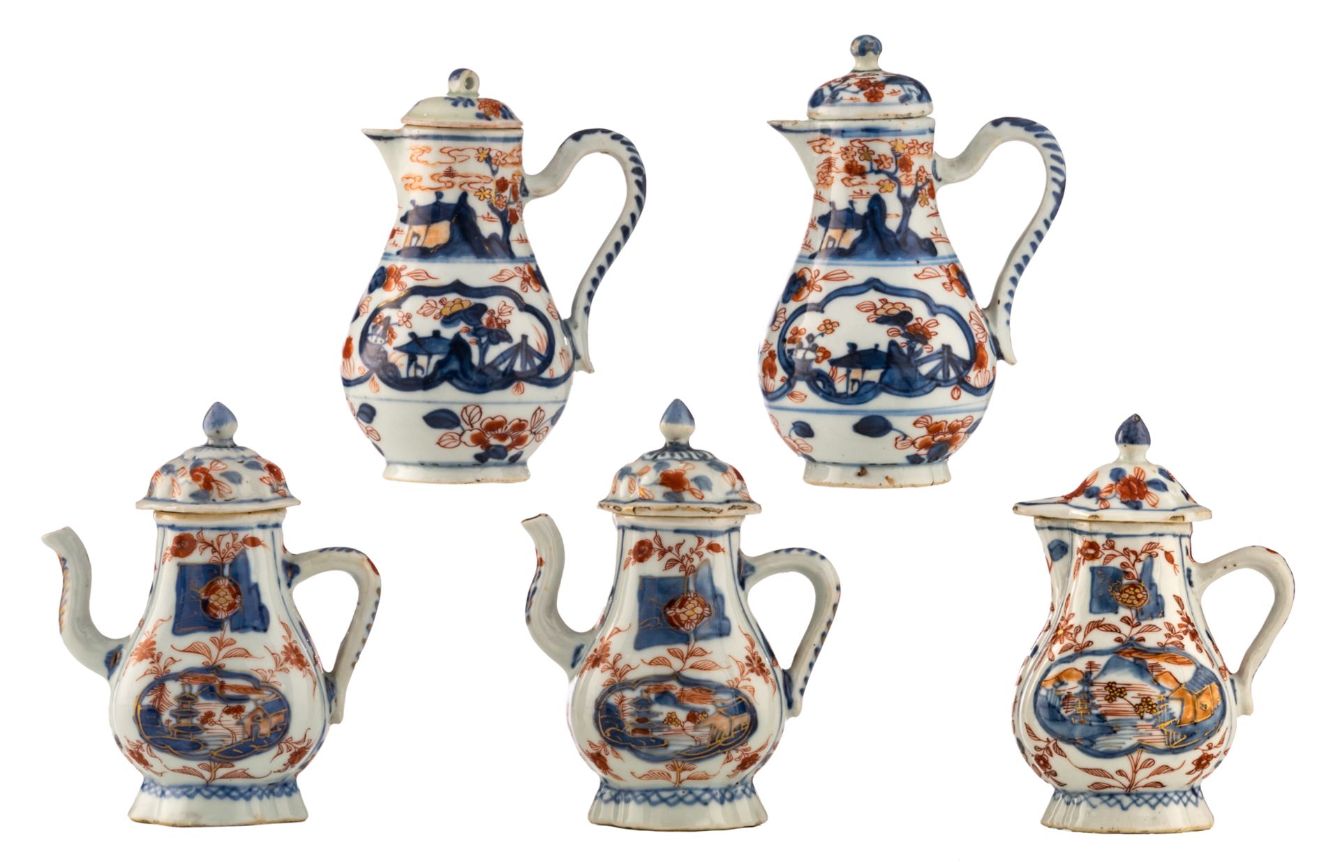 A lot of two small Chinese porcelain Imari ewers and three ditto creamers, mid 18thC, H 13,5 - 15,5