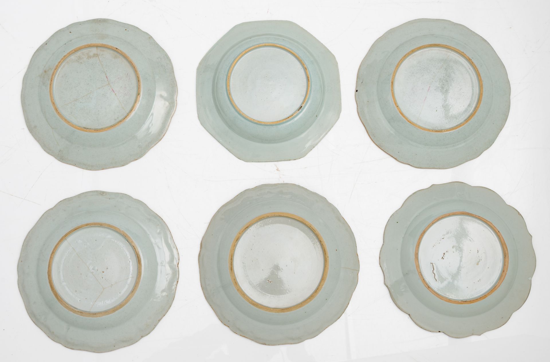A lot of twelve Chinese porcelain dishes decorated with polychrome enamels, later 18thC, ø 23 - 23,5 - Image 3 of 5