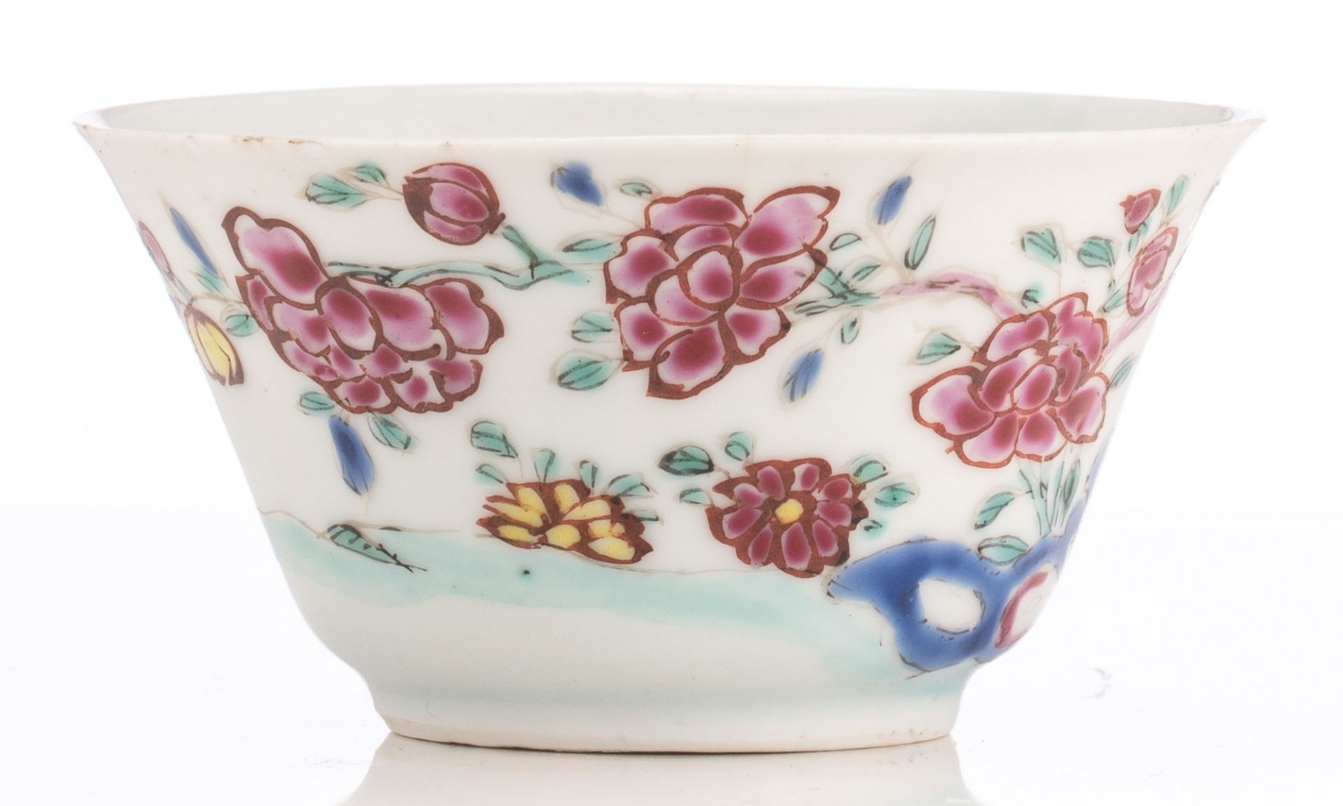 A Chinese famille rose tea cup and saucer, depicting a romantic scene, 18thC, H 4 - ø 11,5 cm - Bild 4 aus 7