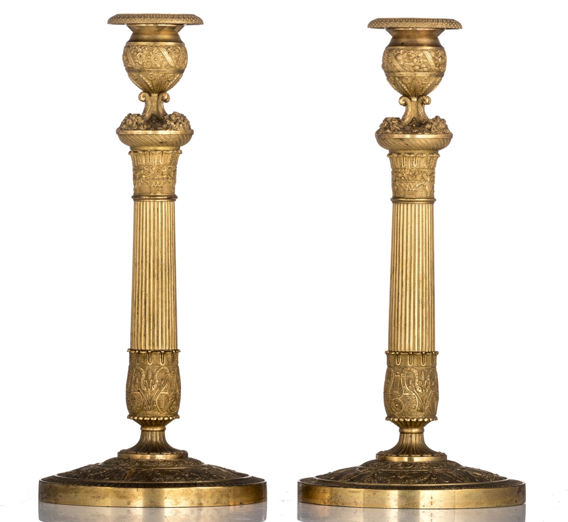 A fine pair of gilt bronze neoclassical candlesticks, first quarter of the 19thC, H 33,5 cm, ex Soth - Image 3 of 6