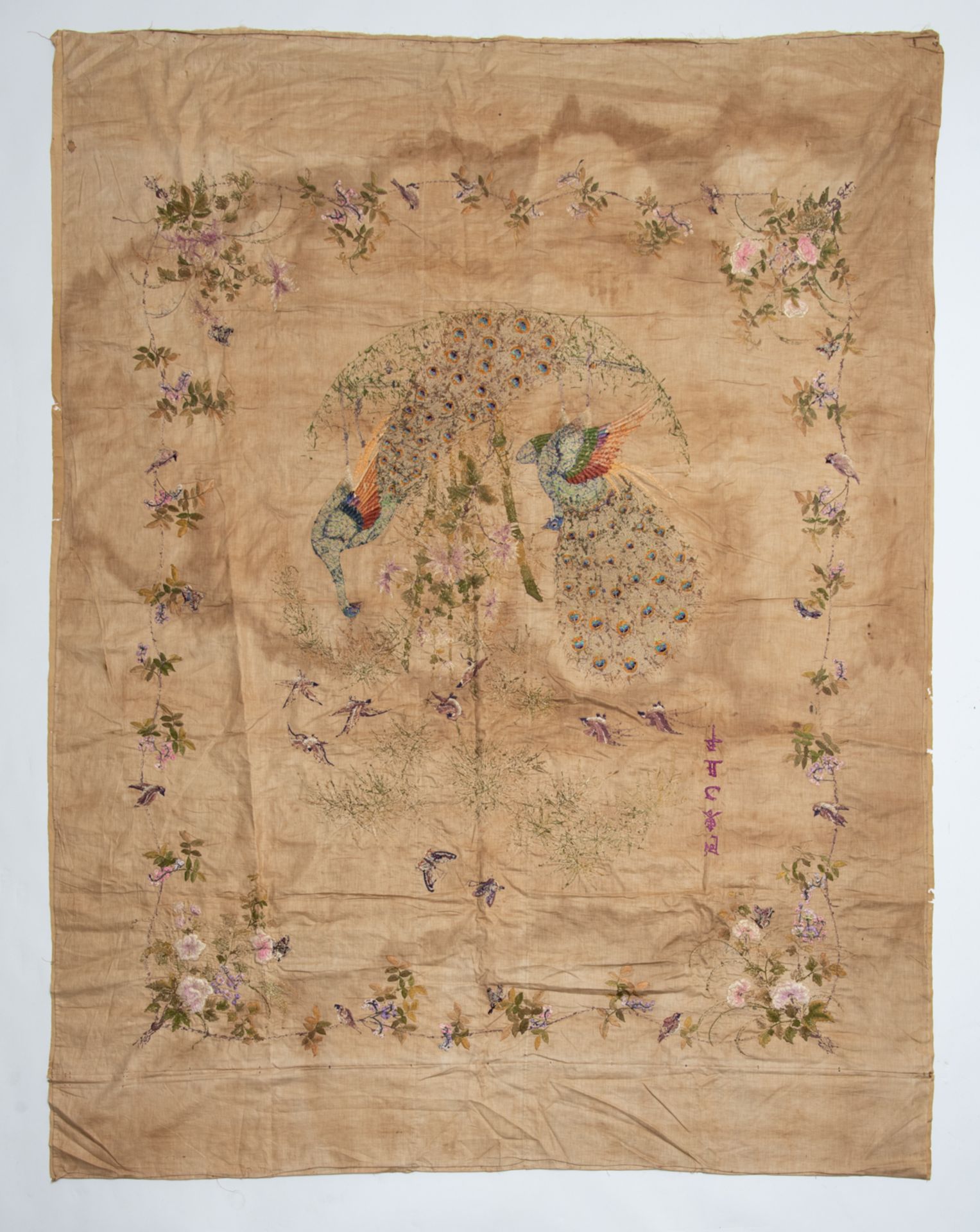 A Chinese dragon decorated silk embroidery; added a ditto large embroidery, decorated with peacocks, - Bild 5 aus 5