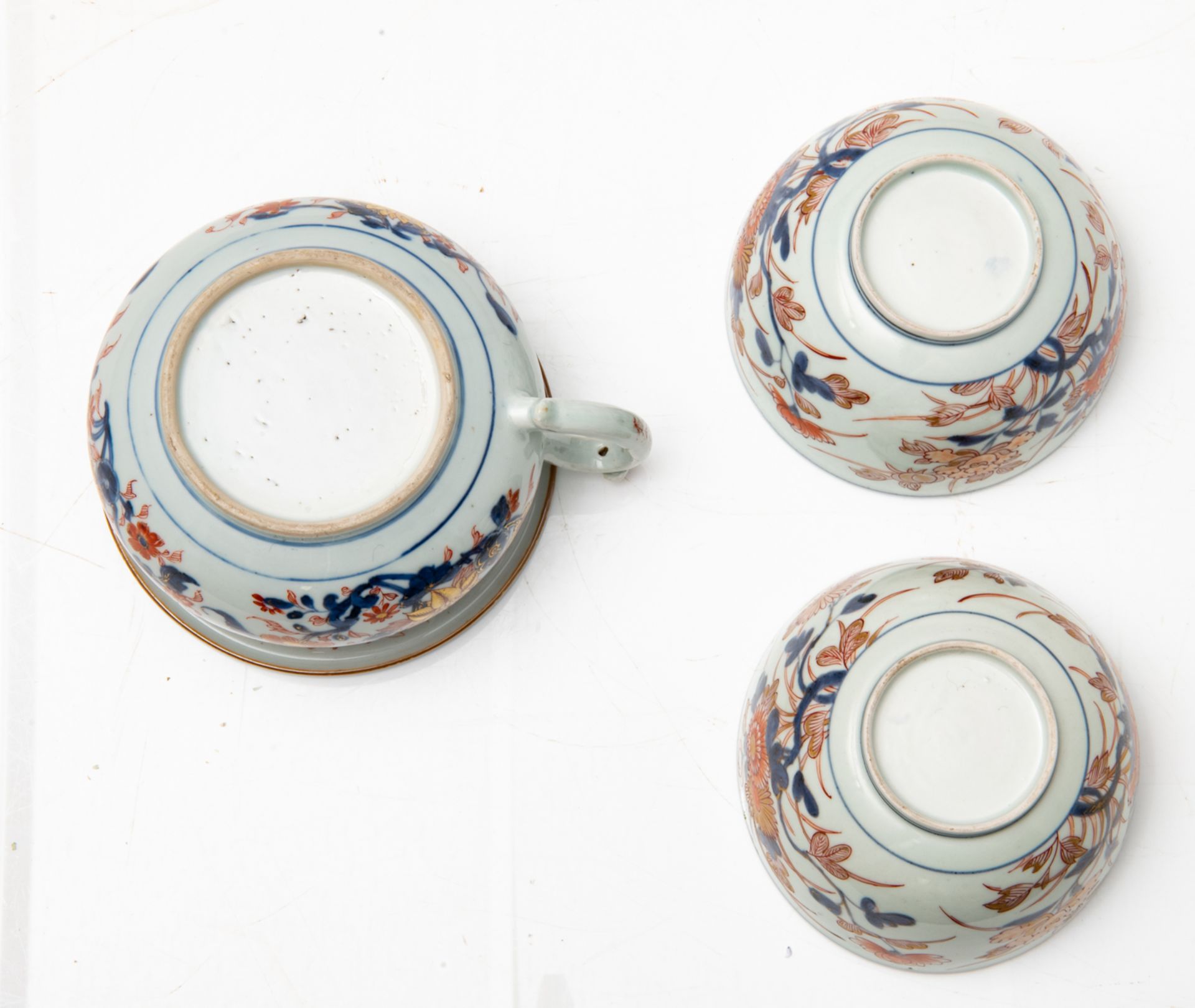 A lot of a Chinese Imari chamber pot and two bowls, decorated with flower branches, ca. 1740 - 1750, - Bild 7 aus 7