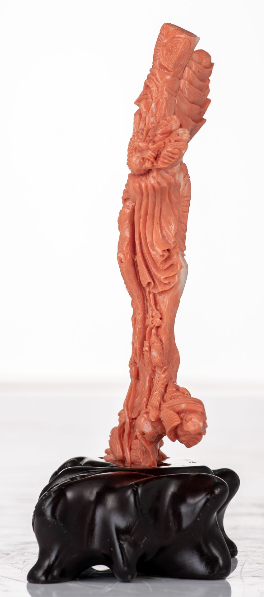 A fine red coral sculpture, depicting Tsai Shen Yeh, the God of Wealth, on a matching hardwooden bas - Bild 3 aus 5