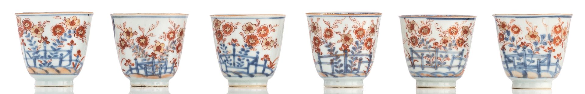 A lot of two Chinese Imari cup and saucer services, Yongzheng - Qianlong (ca 1730-1740), H 4-7 - ø 1 - Bild 2 aus 13