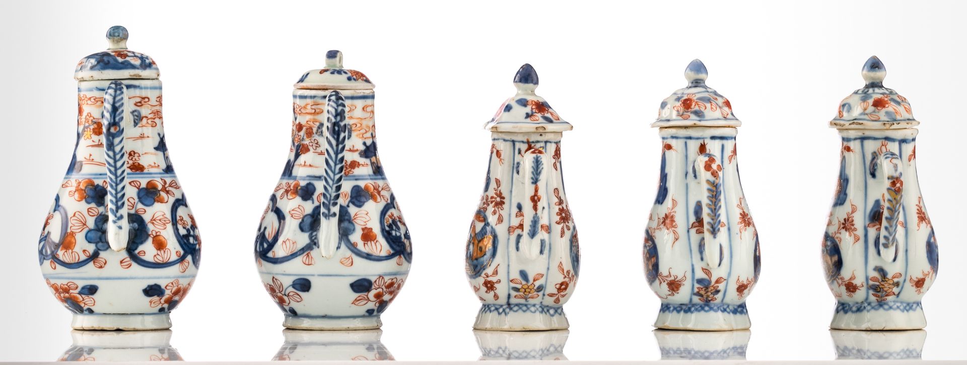 A lot of two small Chinese porcelain Imari ewers and three ditto creamers, mid 18thC, H 13,5 - 15,5 - Bild 3 aus 7