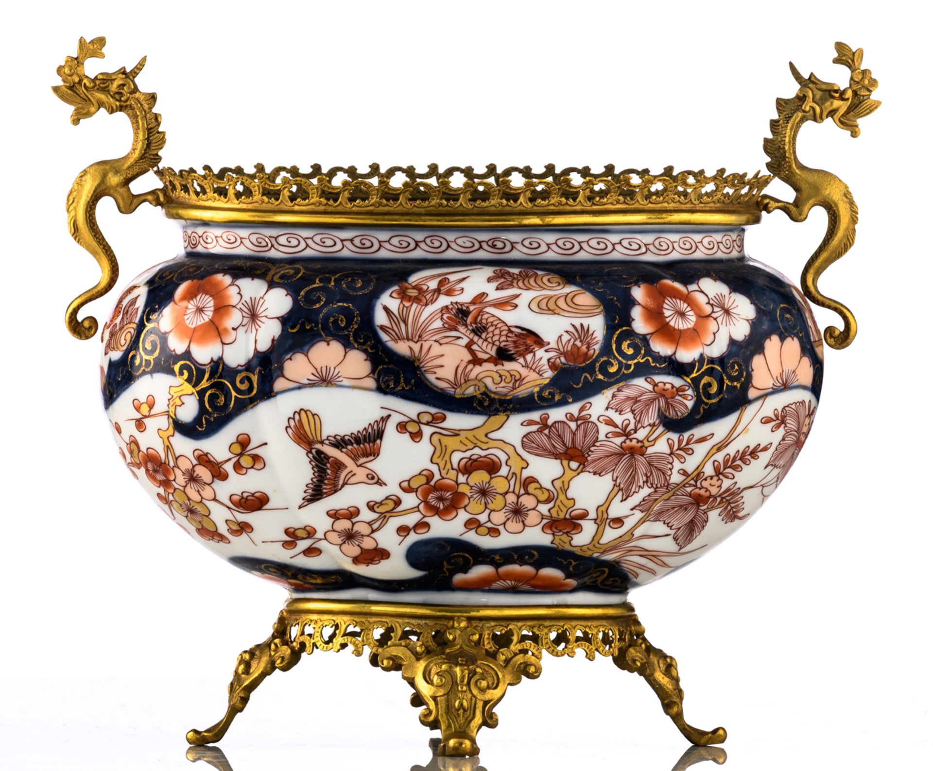 A lot of one round, two ovoid and three mounted ovoid Japanese Arita Imari porcelain basins, later 1 - Bild 10 aus 23