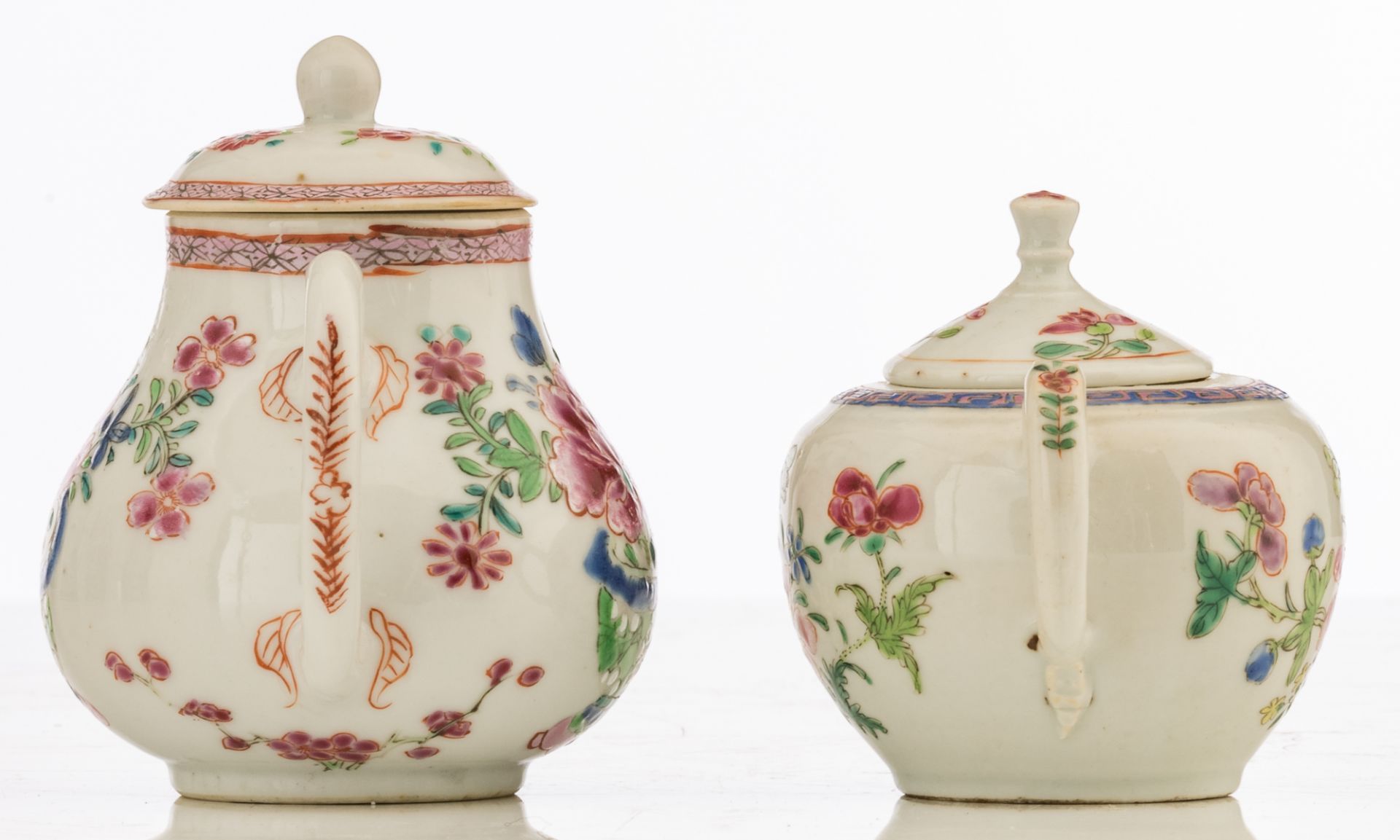 A lot of three Chinese famille rose porcelain coffee pots (one with silver mount) and two small tea - Bild 7 aus 11