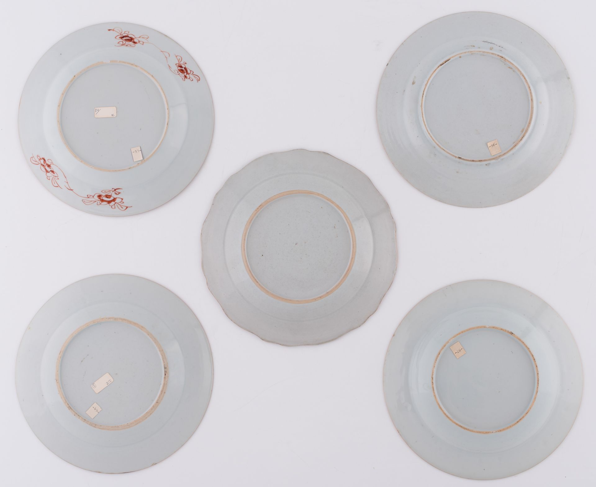 Five Chinese famille rose floral decorated dishes, 18thC, ø 22,5 - 23 cm - Bild 2 aus 2