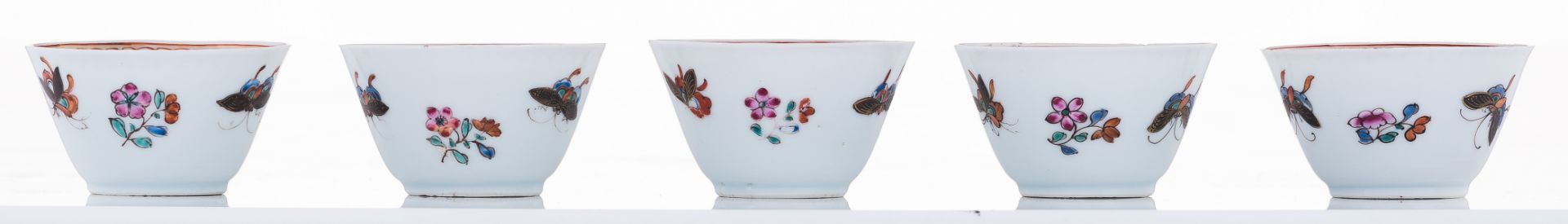 Five Chinese cups, polychrome decorated with flowers and butterflies, and six ditto saucers, H 4 - ø - Bild 5 aus 7