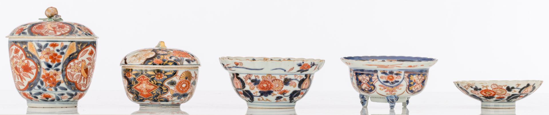 A lot of various Japanese Arita Imari porcelain items, consisting of two dishes, three covered bowls - Image 5 of 7