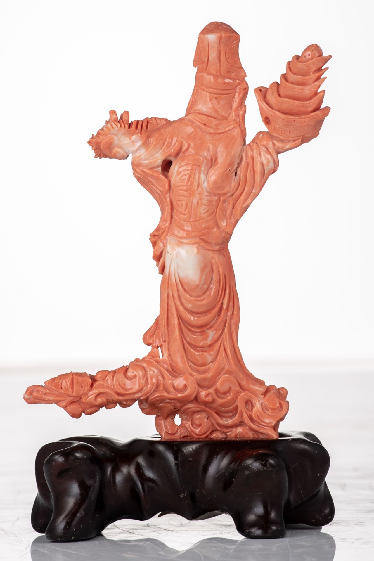 A fine red coral sculpture, depicting Tsai Shen Yeh, the God of Wealth, on a matching hardwooden bas - Bild 4 aus 5