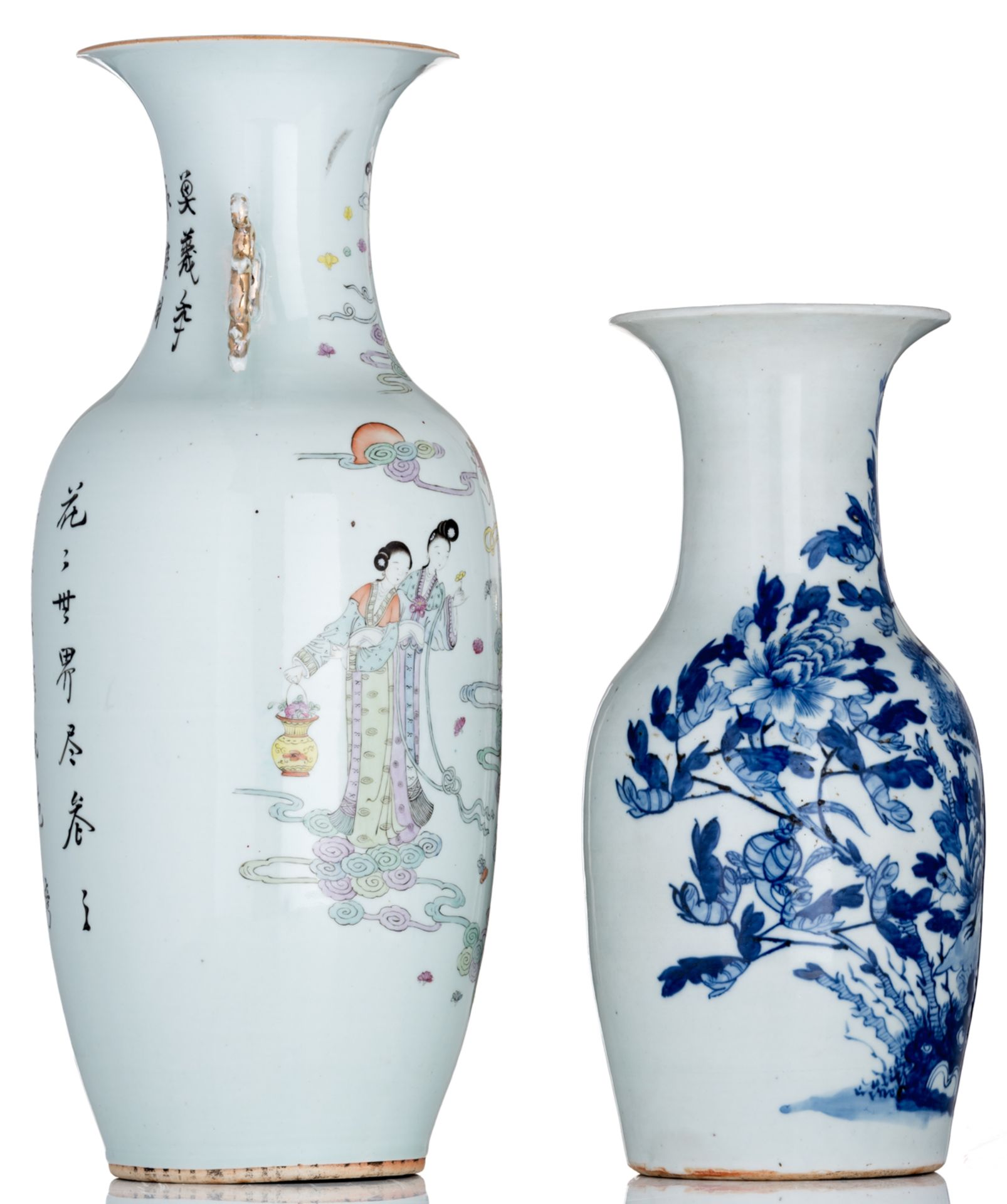 A Chinese polychrome vase, decorated with figures on clouds; added a ditto blue and white vase, flor - Bild 4 aus 6