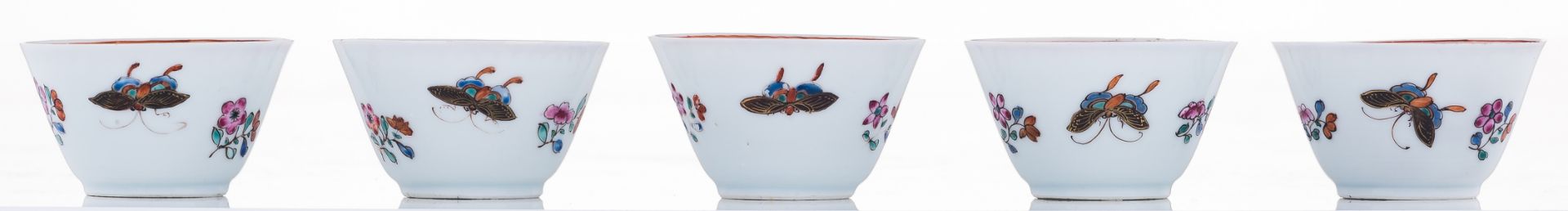 Five Chinese cups, polychrome decorated with flowers and butterflies, and six ditto saucers, H 4 - ø - Bild 2 aus 7