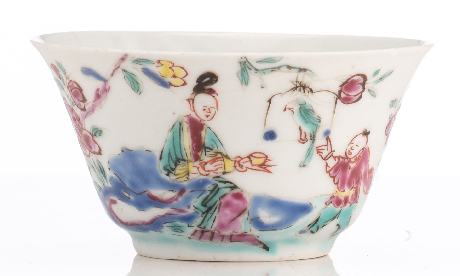 A Chinese famille rose tea cup and saucer, depicting a romantic scene, 18thC, H 4 - ø 11,5 cm - Bild 5 aus 7