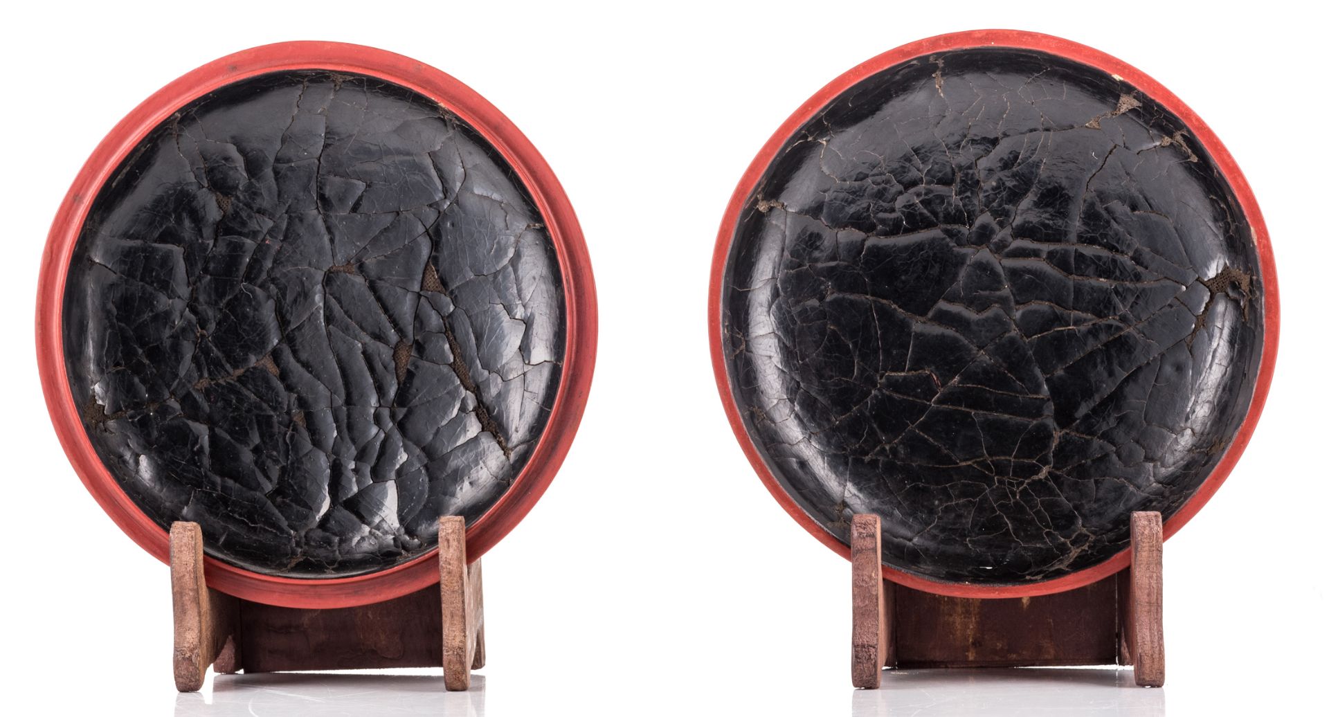 A Chinese Peking cinnabar lacquer box, both sides richly carved, one side with lions, one side with - Bild 2 aus 3