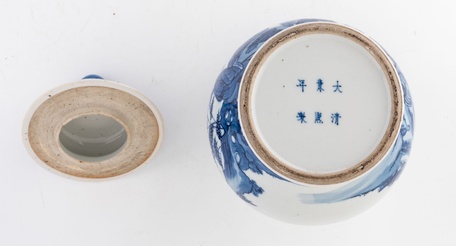 A Chinese blue and white vase and cover, decorated with an animated scene, with a Kangxi mark, H 33 - Bild 6 aus 6
