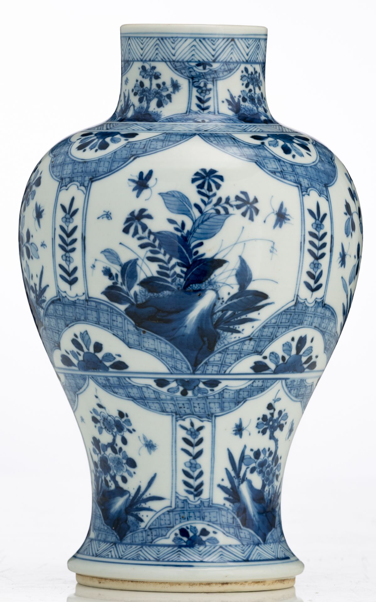 A Chinese blue and white baluster shaped vase, the roundels decorated with flower branches and butte - Bild 4 aus 6