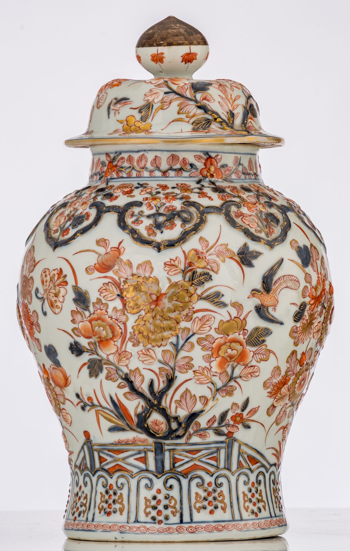 A Chinese Imari and relief decorated covered jar, 19thC, H 46,5 cm - Bild 3 aus 7