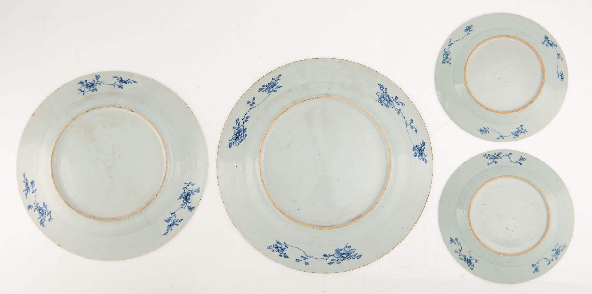 Two Chinese blue and white floral decorated export porcelain plates and two ditto dishes, the well d - Bild 3 aus 3