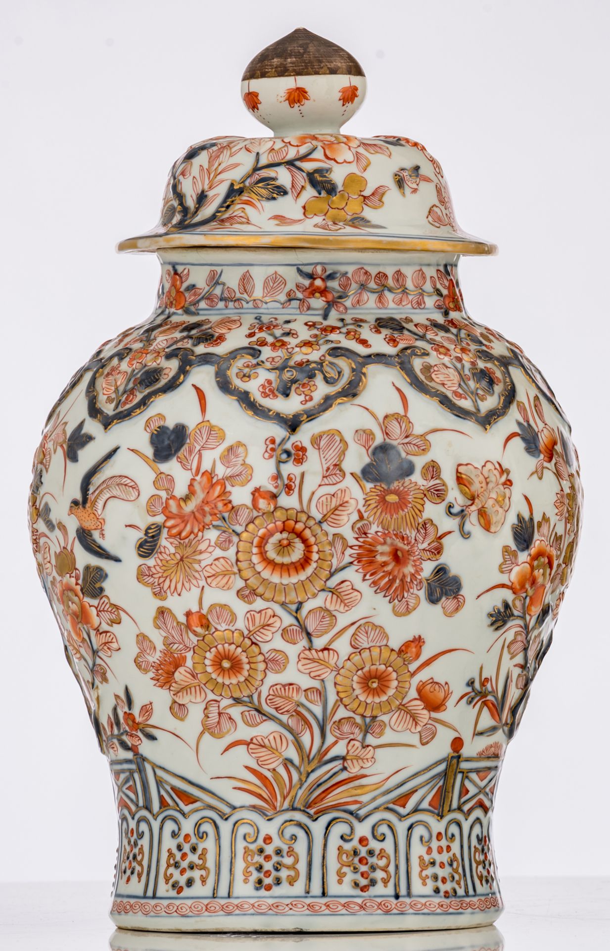 A Chinese Imari and relief decorated covered jar, 19thC, H 46,5 cm - Bild 4 aus 7