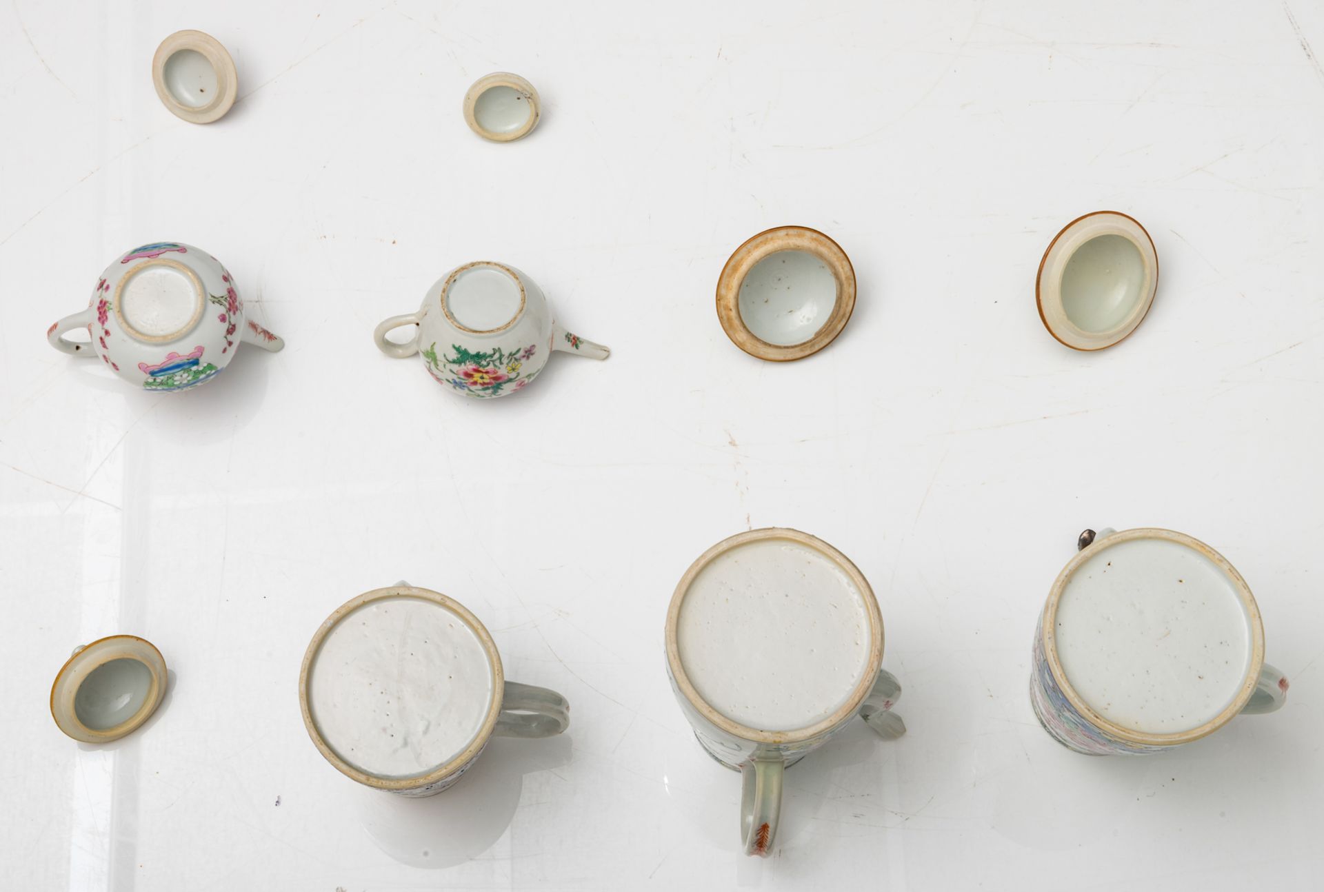 A lot of three Chinese famille rose porcelain coffee pots (one with silver mount) and two small tea - Bild 11 aus 11