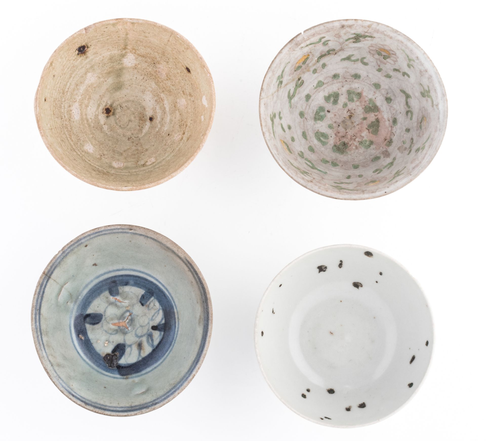 A lot of four Chinese porcelain and stoneware bowls, 16th and 17thC, H 7,5 - 8,5 - ø 17,5-  18,5 cm - Image 2 of 3