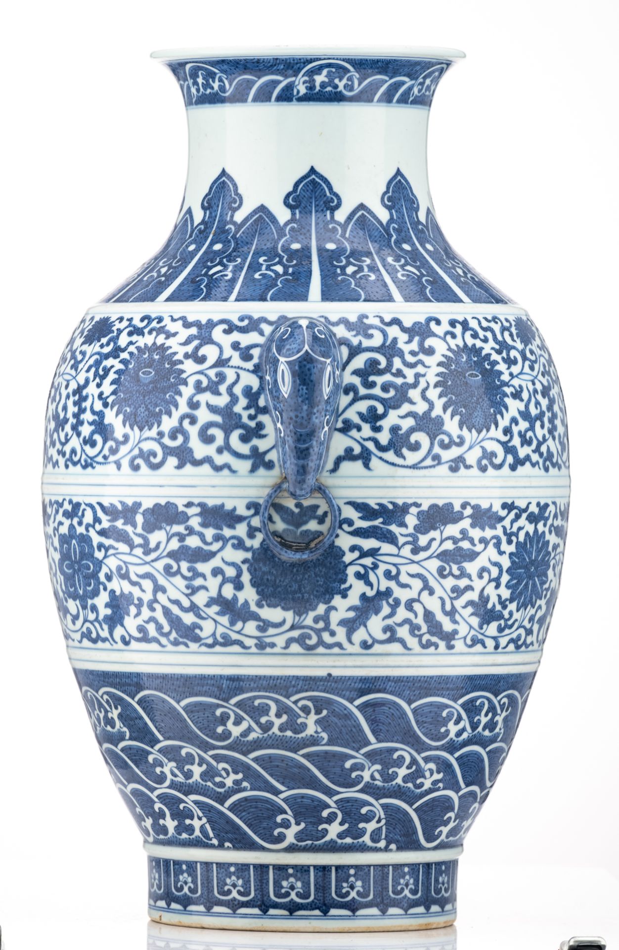 A large Chinese blue and white vase, the friezes decorated with leaves, scrolling lotus and waves, t - Bild 4 aus 6