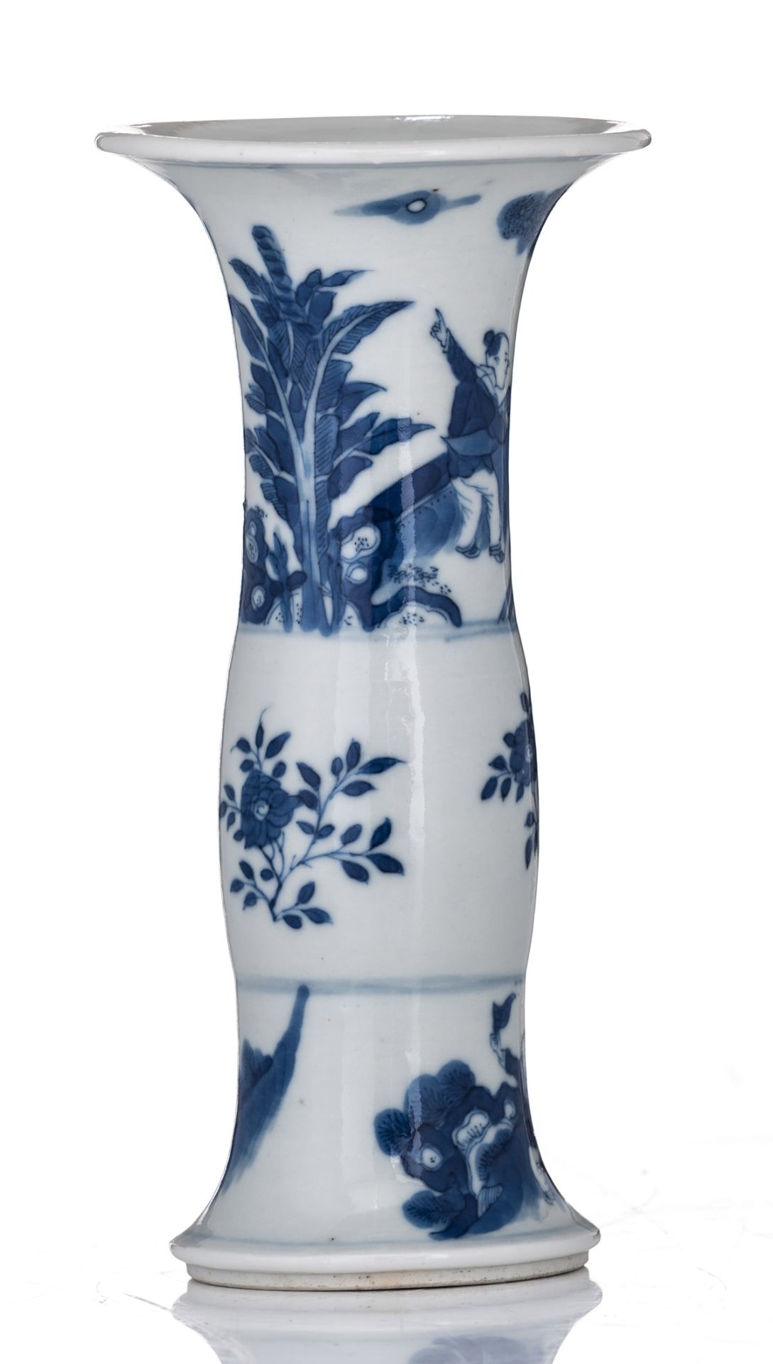 A small Chinese blue and white Kangxi type vase, decorated with figures and flowers, H 18 cm - Bild 3 aus 6